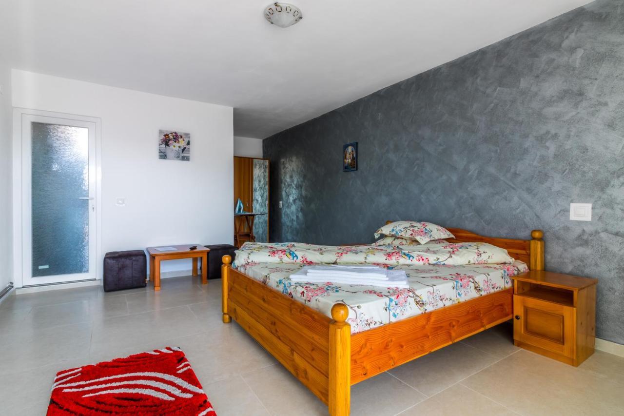 Hotel Casa Alex à Novaci-Străini Extérieur photo