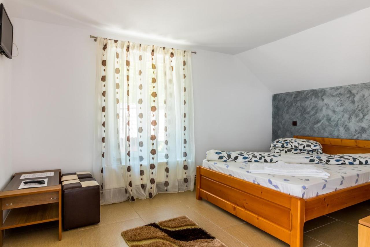 Hotel Casa Alex à Novaci-Străini Extérieur photo