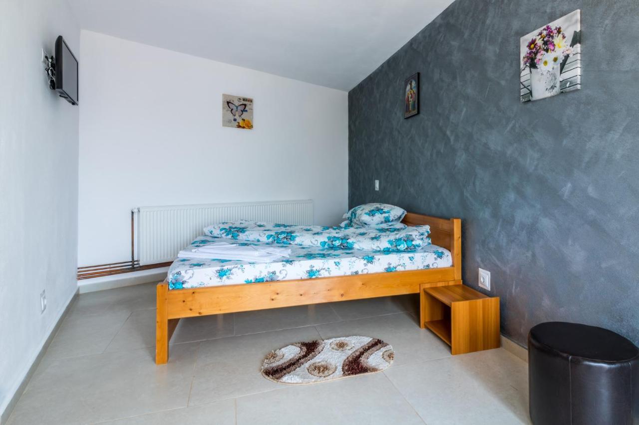Hotel Casa Alex à Novaci-Străini Extérieur photo