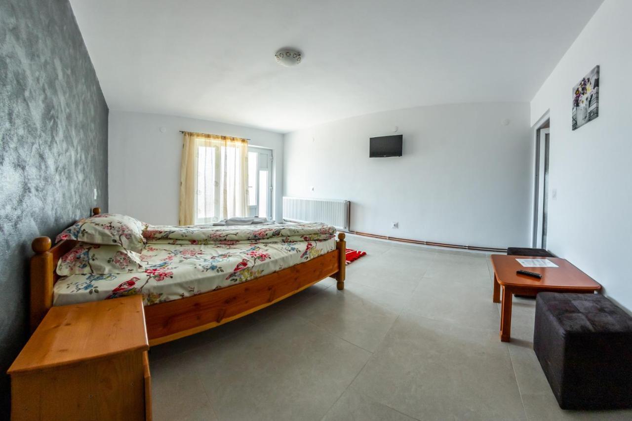 Hotel Casa Alex à Novaci-Străini Extérieur photo