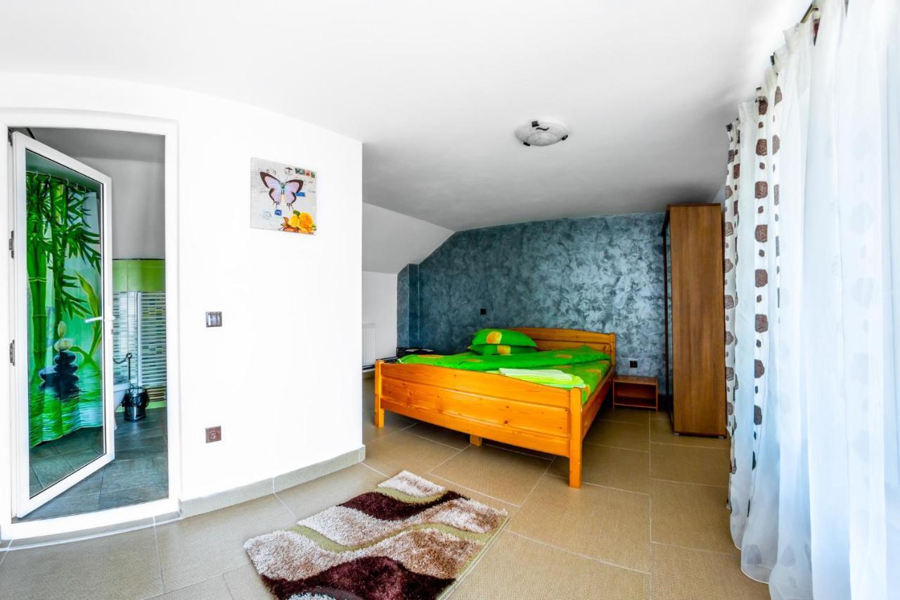 Hotel Casa Alex à Novaci-Străini Extérieur photo