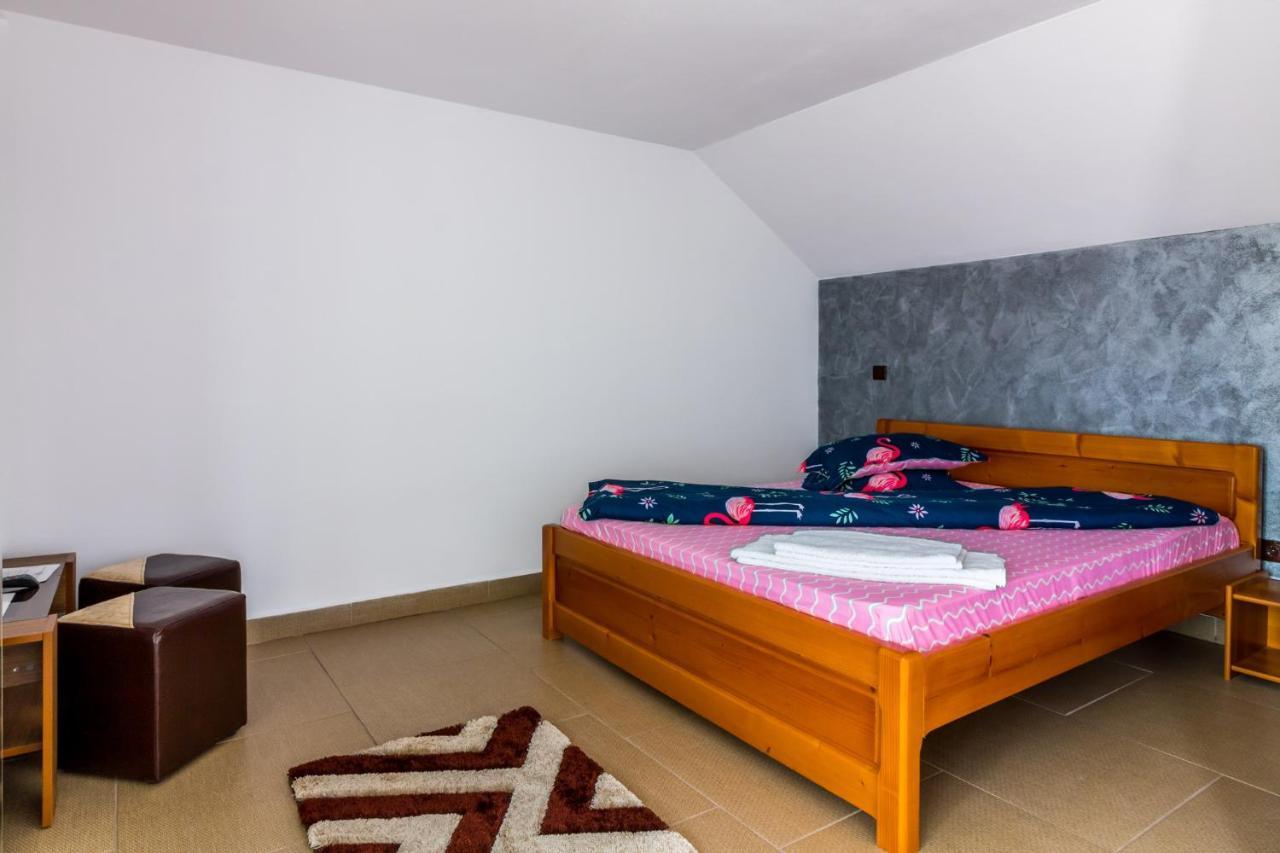 Hotel Casa Alex à Novaci-Străini Extérieur photo